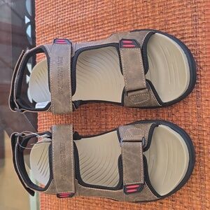 ST. JOHN'S BAY BRAND MEN'S BROWN AND BLACK SUMMERTIME VELCRO SANDALS SIZE 12